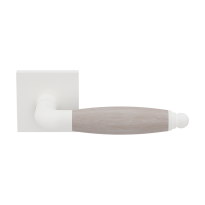 Ika deurkruk wit/ eiken whitewash gebogen met ronde eindknop op vierkante rozet